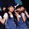 今年のオートサロンはイベントホールにのみステージを設定。痛車系やアキバ系イベントでもおなじみのアイドルグループ「ALLOVER」は広いステージを駆け巡った。