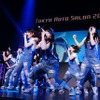 今年のオートサロンはイベントホールにのみステージを設定。痛車系やアキバ系イベントでもおなじみのアイドルグループ「ALLOVER」は広いステージを駆け巡った。