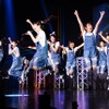 今年のオートサロンはイベントホールにのみステージを設定。痛車系やアキバ系イベントでもおなじみのアイドルグループ「ALLOVER」は広いステージを駆け巡った。