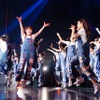 今年のオートサロンはイベントホールにのみステージを設定。痛車系やアキバ系イベントでもおなじみのアイドルグループ「ALLOVER」は広いステージを駆け巡った。