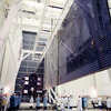2002年、打ち上げ前に太陽電池パネルの展開試験を行ったロゼッタ探査機。パネルをすべて展開すると、端から端まで32メートルという大きな探査機だ。搭載された高利得アンテナの直径も2.2メートルあるという。