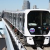 1月18日から営業運転を開始した、ゆりかもめの新型車両「7300系」。先頭部にはデビュー記念のヘッドマークが掲出されている。