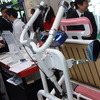 タンデム2席の後座席にドライバーが座り、前座席を見守りながら運転する方式だ