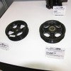 左はスチール製、右はフェノール樹脂製のプーリー。樹脂製の重量はスチール製の３分の２ほどだ