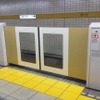 有楽町線銀座一丁目駅のホームドア。扉の一部分に強化ガラスを採用している。