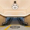 阪神三宮駅が環境省の「第4回省エネ・照明デザインアワード」で優秀事例に選出。写真は同駅ホーム西側階段の「ペンダント照明」