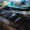 肝となるのはこの「クロスベルトソーター」というもの。1枚のパネルに対し、1個の荷物が載るようになっている。