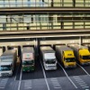 トラックは100台以上が入る。