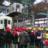 小田急は3月28日に「小尾の総合車両所親子見学会」を開催。写真は昨年行われた際の車体上げ作業の様子