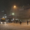目黒駅前の様子。車道と歩道の区別がつかないほどに雪が積もっている。