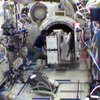 超小型衛星を放出する装置のセットアップを行う若田宇宙飛行士（出典：JAXA／NASA）
