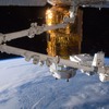 2012年、日本のHTV（こうのとり）3号機から曝露パレットを引出す国際宇宙ステーションのロボットアーム「カナダアーム２」。