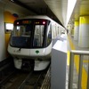 中野坂上駅を発車する大江戸線の列車。同駅を含む都庁前～光が丘間では光が丘行き初列車の時刻が18分繰り上げられる。