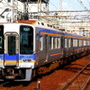 南海高野線の難波行き急行。南海電鉄は3月14日からJR西日本と近鉄の連絡IC定期券を発売する。