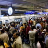東芝がデリーメトロの新車両486両分の空調システムを受注。インドでは都市鉄道の需要が高まっている。写真は混雑するデリーメトロの駅。
