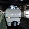 北陸本線金沢駅に停車中の特急列車。フリー区間内であれば特急列車も利用できる。