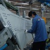 シャークレットを製造するKAL-ASDの従業員