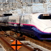 大宮駅に入線するJR東日本のE2系新幹線車両。医師支援用具は同社が保有する新幹線と特急列車の全ての編成に搭載される。