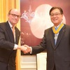 ラーディンク・ファン・フォレンホーヴェン　駐日オランダ大使 (左)と三菱自動車　益子修社長 (右)