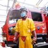 ハイブリッド車やEVが事故を起こした場合、レスキュー隊員は7000Vの電圧まで耐えるという絶縁服を着用して作業を行う。