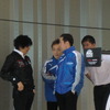 発表会の途中、安田やオリベイラ、本山らと談笑する近藤監督（左端）。