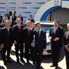 生産1号車を前にメキシコのペニャニエト大統領（中央）とマツダの山内孝会長（左隣）