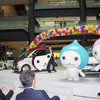ぴちょんくんとおユぴちょんのエスコートで登場したコラボカー「スマーピィ」。運転席から降りてきたのはダイキン空調営業本部長の坪内氏。手前の後ろ姿はメルセデス・ベンツ日本の上野社長