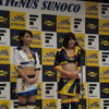 KYGNUSサーキットレディーとSUNOCOイメージガール。