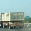 タイの高速道路で起きた小型トラックと大型トラックのバトル