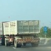 タイの高速道路で起きた小型トラックと大型トラックのバトル