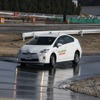 水面のタイヤの排水軌跡がわかるだろうか