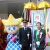 とうきょうスカイツリー駅1周年記念式典の様子。写真は東武鉄道の中島健三専務取締役（右）と椎木誠駅長（中）、「ソラカラちゃん」（左）。