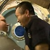 ISSで最後にコトフ宇宙飛行士と言葉を交わす若田宇宙飛行士（出典：JAXA／NASA）