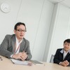 日本商品企画部の富岡保リージョナルプロダクトマネージャー（左）