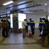 5時50分頃の相鉄横浜駅。改札口に通じる通路は「立入禁止」のテープで閉鎖されていた。