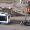 ロシアで故障車を移動しようと試みる大胆な二人組