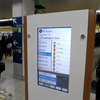 東京メトロは乗り換え案内などを検索、表示できるタッチパネル式デジタルサイネージの試験運用を一部駅で開始。写真は副都心線新宿三丁目駅のホームに設置されたタッチパネル式ディスプレイ