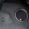 カーゴルームに装備される20cm口径のサブウーファー。10Lのエンクロージャー付き