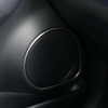 フロントドアに装着される音響レンズ付き17cmウーファーGreen Edge