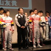 チーム無限は山本尚貴（左）と中山友貴のコンビに。中央は手塚監督。