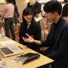 『Smrat ～ smart × rat ～』でカーデザイン大賞（最優秀賞）を受賞した高橋真奈美さん（女子美術大学付属高等学校2年）が、トヨタデザイン本部トヨタクリエイティブスタジオの山田陽介さんのレクチャーを受ける