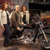 スポーツスター「スーパーロー1200T」に股がるハーレーダビットソン・ジャパンのスチュアート・ファレル社長（写真中央）