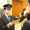 携帯端末で運行状況を確認・案内する駅員のイメージ。3月31日から18駅で実施する。