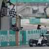 メルセデスAMG F1 W05でチェッカーフラッグを受けるルイス・ハミルトン