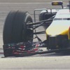 レッドブルのダニエル・リチャルドのフロントウイングが破損し、タイヤをカット