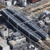 大石駅ホームの屋根上に設置された太陽光パネル。国内最軽量とされる結晶シリコン型のパネルを採用した。