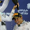 ニコ・ロズベルグ（2位）にシャンペンを浴びせられるルイス・ハミルトン（1位）