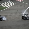 コーナーへの進入で激しく競り合い、タイヤをロックさせるハミルトンとロズベルグ