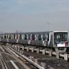 2011年から導入が始まった2000形。特別塗装車以外の車両は幾何学模様でデザインされている。