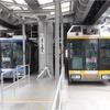 黄色の帯をまとった5000系「イエローライン」（右）。4月14日から営業運転を開始する。